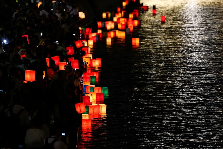 廣島民眾放水燈紀念原爆受害者。路透社