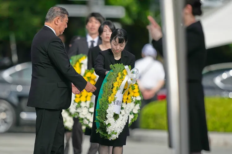 石破茂參加「原爆之日」紀念活動，在紀念碑前向死難者獻花。美聯社