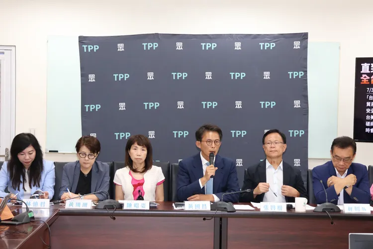 民眾黨團《美對台關稅20%　賴卓讓台灣被打趴》記者會，民眾黨團總召黃國昌、副總召張啓楷、幹事長陳昭姿、立委黃珊珊、林憶君、林國成出席。莊宗達攝