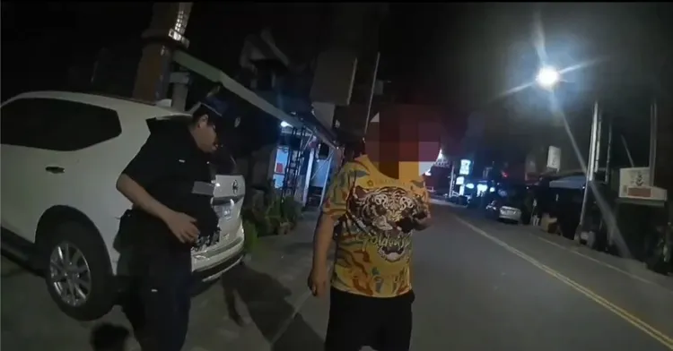 身形壯碩男子前往關切遭警鎖定查出竟是通緝犯。翻攝畫面