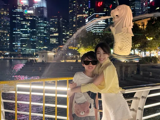 雙胞胎女星攜兒遊新加坡 1事犯傻!在機場險被當詐騙集團