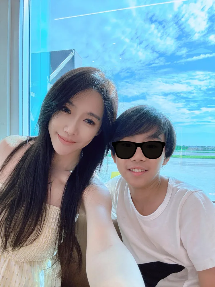 依依笑稱這樣在機場轉帳換台幣的行為，就像詐騙集團。翻攝自依依臉書