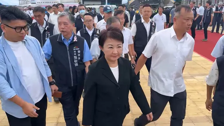 台中市長盧秀燕清晨剛從澳洲返台，不久就趕到向顏家致哀。民眾提供