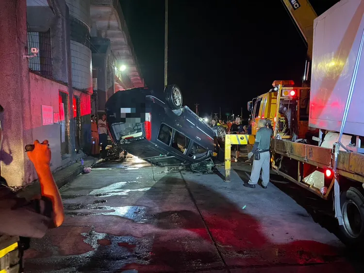 休旅車被打撈上岸。新竹市消防局提供