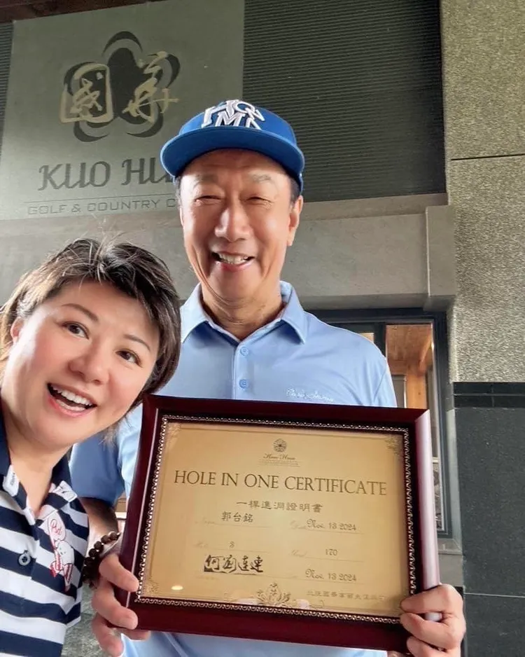 鴻海創辦人郭台銘去年在高球場一桿進洞，並賞給桿弟高額小費，在社群爆紅。翻攝自北投國華高爾夫俱樂部臉書粉專