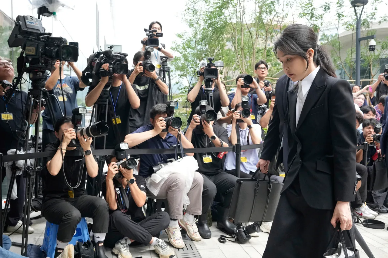 金建希露面吸引大批媒體記者搶拍。美聯社