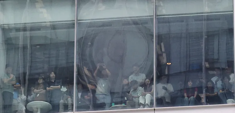 首爾民眾搶著拍攝金建希走入檢察廳的模樣。路透社