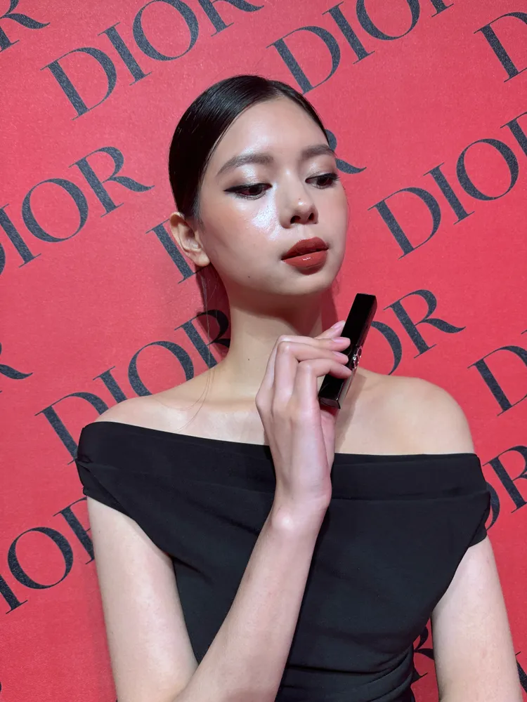 Model示範巨星持色唇膏#390。張家玲攝