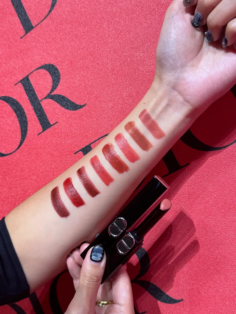 Dior巨星持色唇膏手部試色。張家玲攝