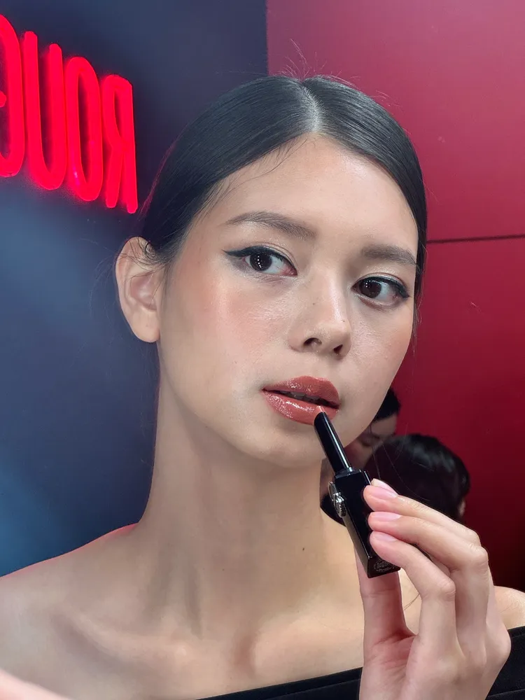 Model示範巨星持色唇膏#222。張家玲攝