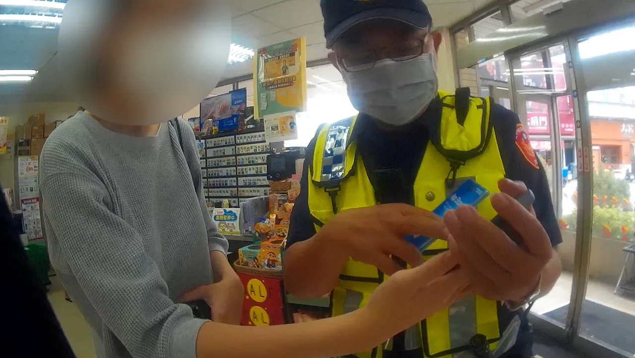 警方及熱心民眾即時阻止劉女遭詐騙。翻攝畫面