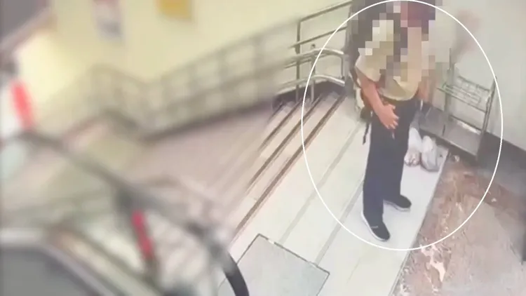 鍾男於南港家樂福賣場門口徘徊，見四處無人便下手將2袋食物拿走。翻攝畫面