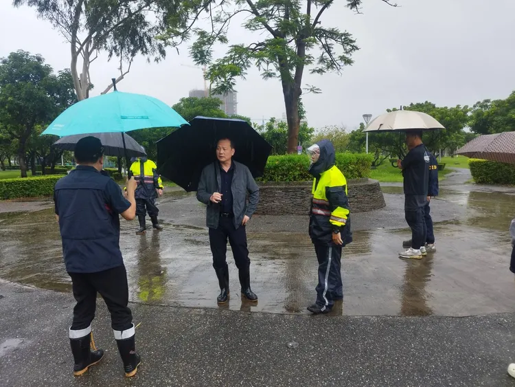 警方昨天獲報後，封鎖線場採證。民眾提供