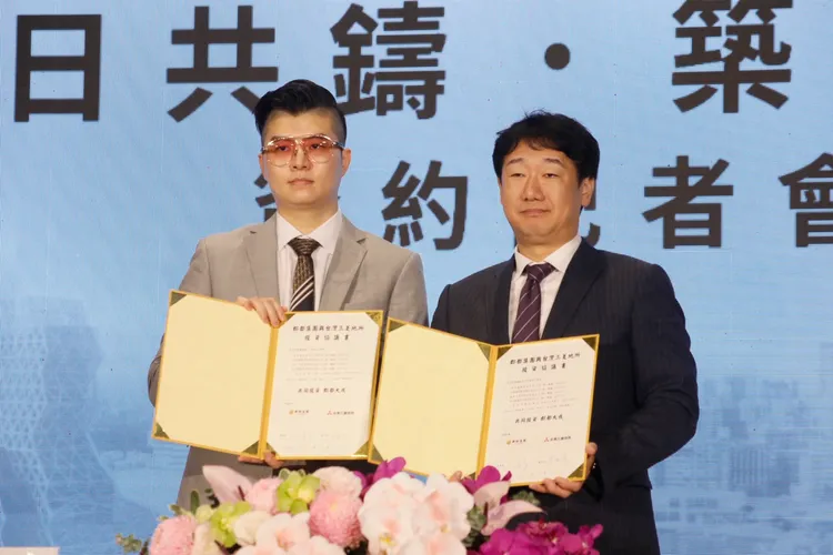 郡都集團董事長唐承(左)與台灣三菱地所董事長前田匠 (右)簽約。葉家銘攝