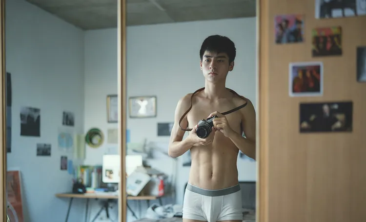 劉敬脫衣秀嫩肌好害羞。周子娛樂提供