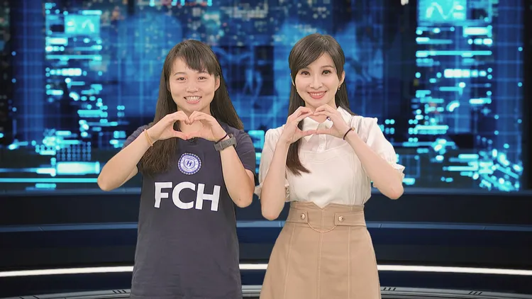 簡奇陞（左）接受主持人周瑜茹專訪。鏡新聞提供