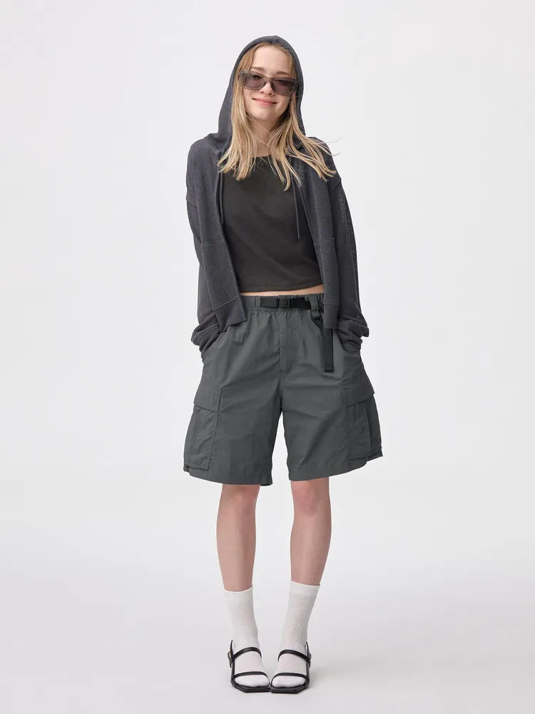 尼龍工作及膝短褲輕鬆穿出帥氣又舒適的中性風格，是本次折扣最多的單品。品牌提供