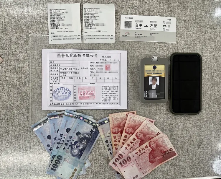 警方起獲現金28萬5200元、偽造工作證、收據及作案手機等證物。翻攝畫面