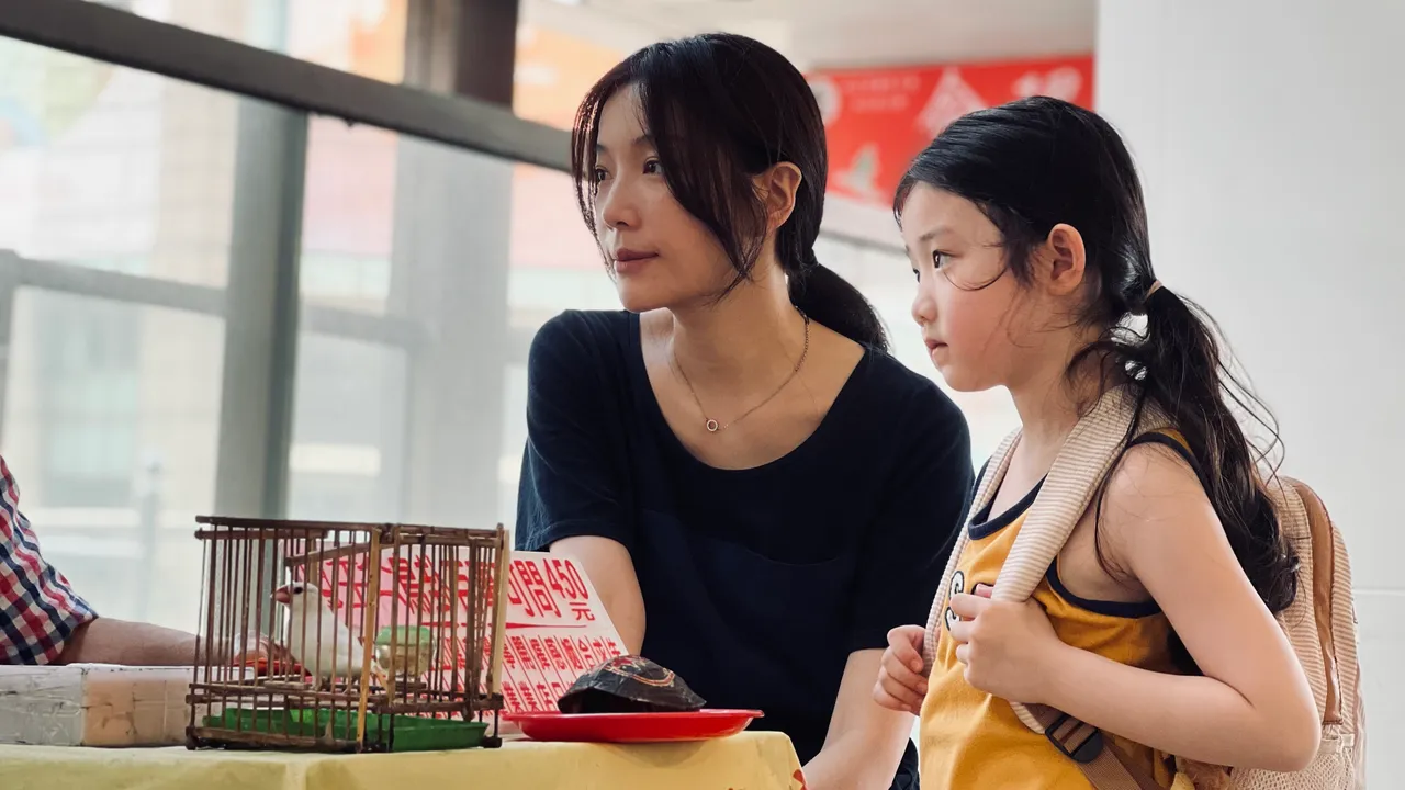 蔡淑臻(左)与叶子绮剧中饰演母女。光年映画提供