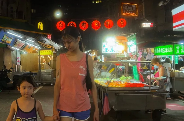 《左撇子女孩》故事背景發生在台灣夜市。光年映畫提供