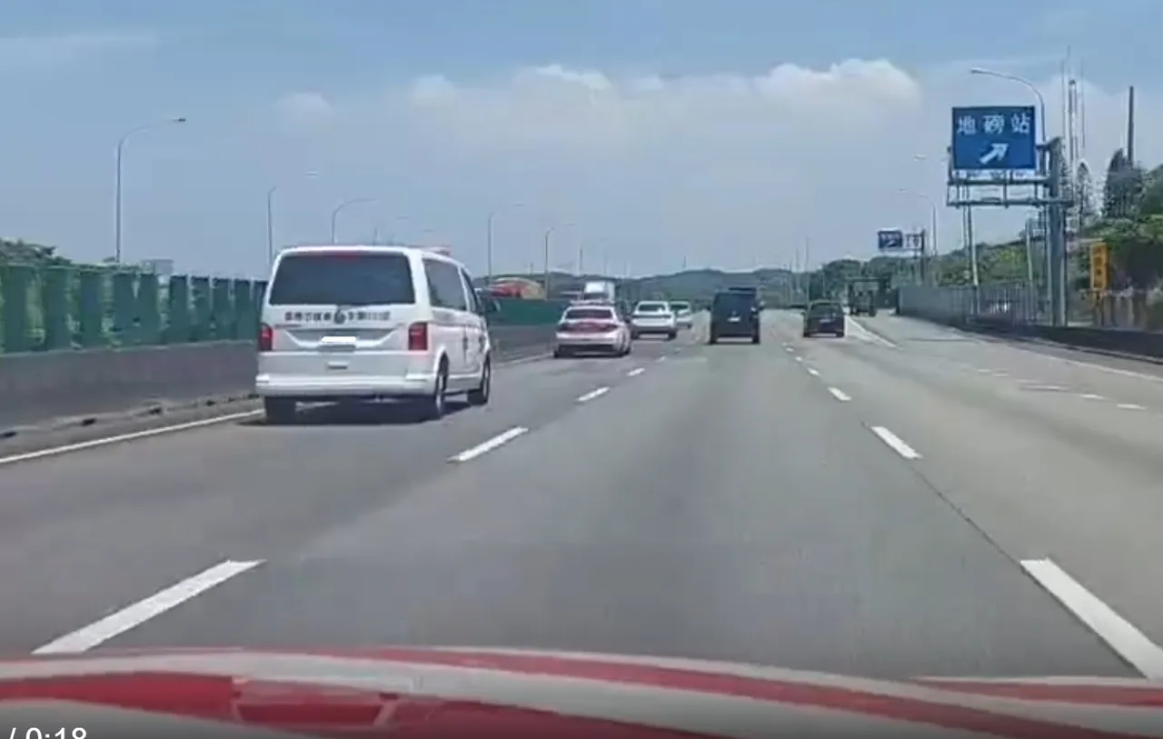 国道警暖心协助载送早产儿转院救护车。国道警方提供
