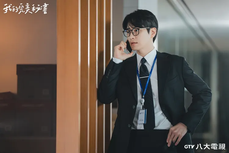 李浚赫飾演帥氣體貼的秘書，出道18年暴紅。八大電視提供