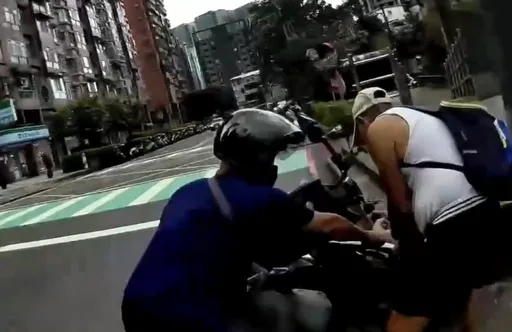 笑死!汐止偷车贼被压倒在路旁 警巡逻上前关心意外揭穿身分