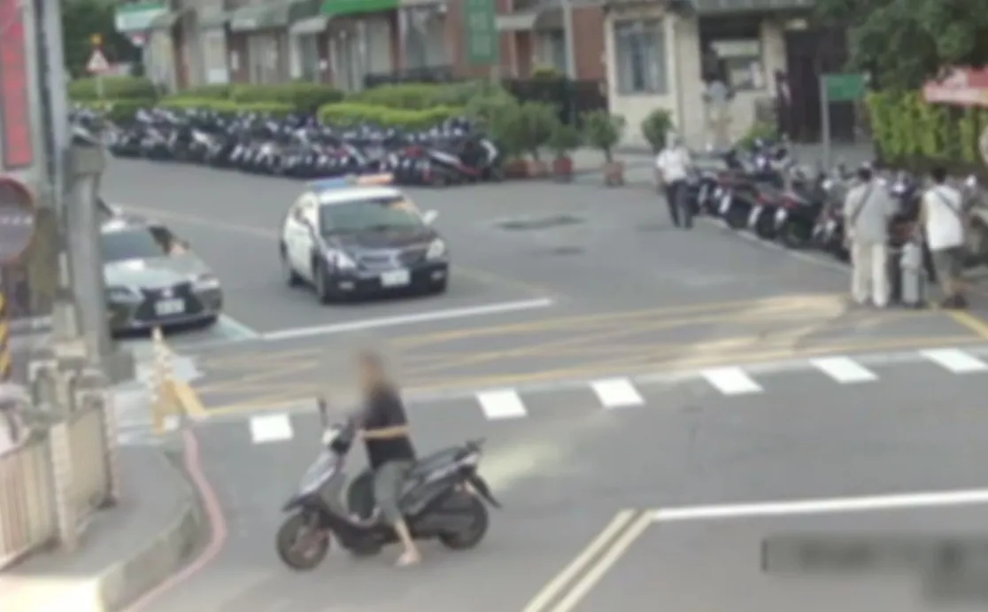 陈男用滑行方式窃车。警方提供
