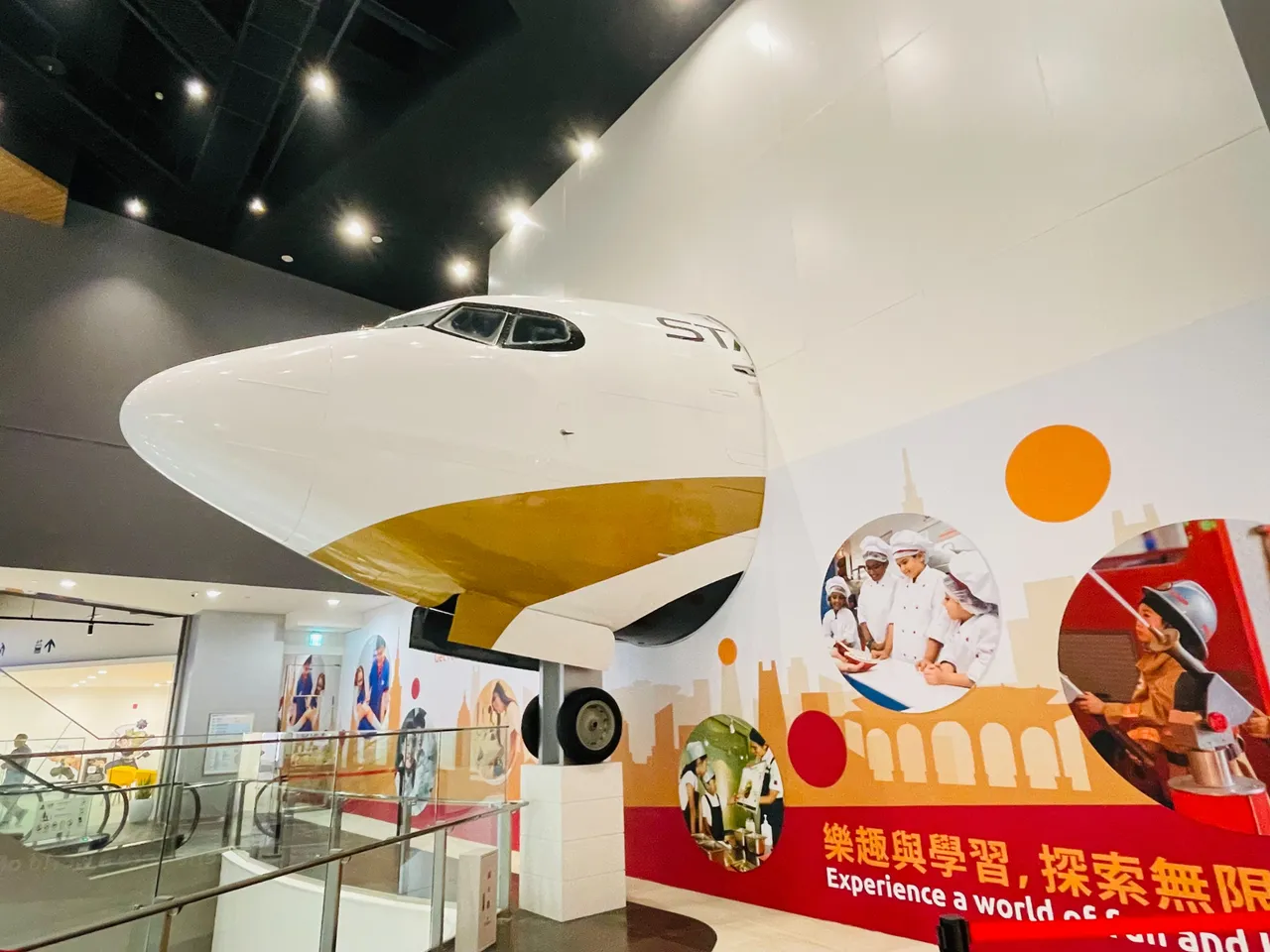 KidZania各店入口處都打造如同機場的出入境模式,並如在南港LaLaport架設有一台實體飛機。三井提供