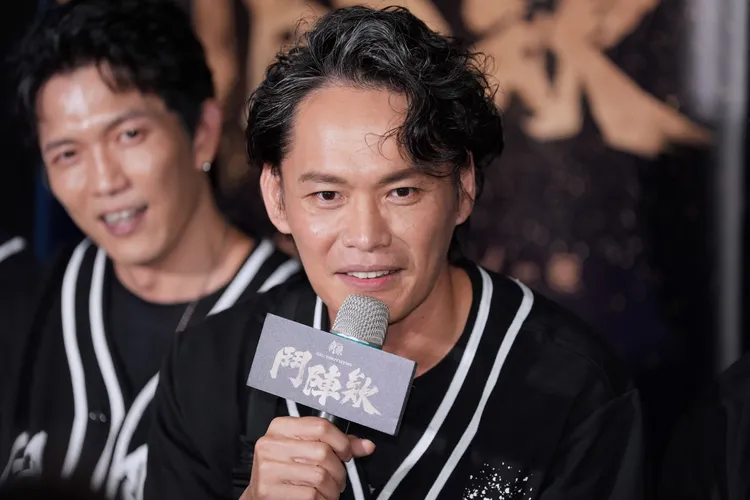 黃鐙輝在片中被裸女包圍。攝影中心攝