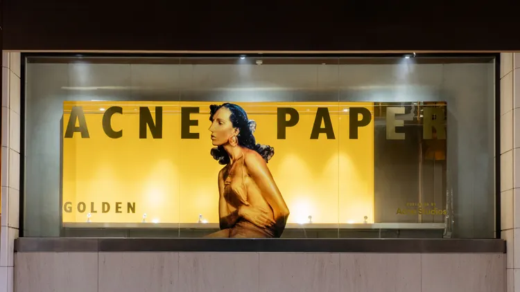 慶祝Acne Studios全新特刊《Golden》問世，ART HAUS A4門市換上限定金色櫥窗。品牌提供