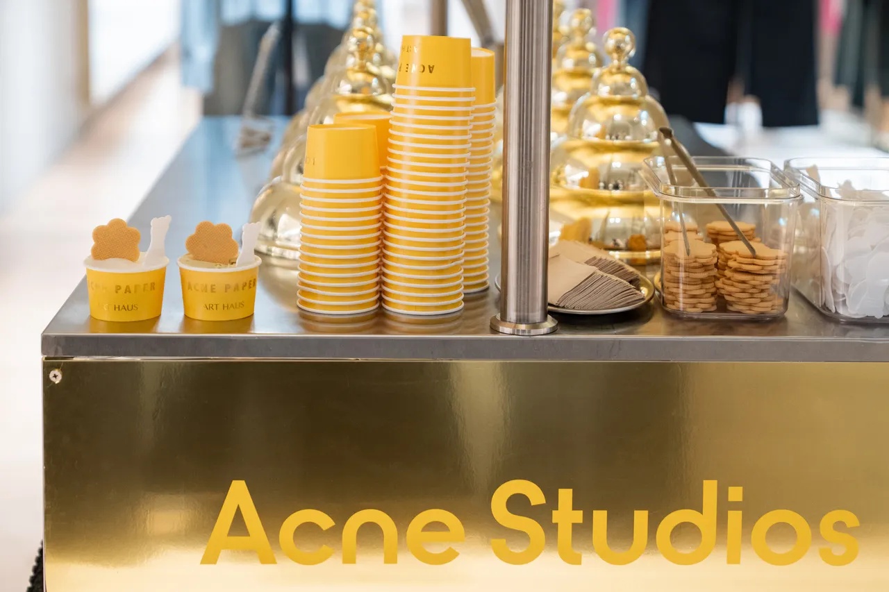 ACNE PAPER金色概念的冰淇淋餐车活动同步登场。品牌提供