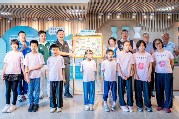 桃園市副市長蘇俊賓和學生們共同推薦桃園崖線展。客家局提供