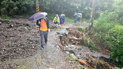 豪雨路斷醫療不中斷!守護原民健康 桃源衛生所長邱孟肇跋涉挺進北三里