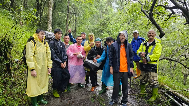 邱孟肇所長（右三）到達上三里與接駁里民會合。翻攝畫面