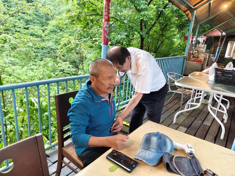 邱孟肇所長（右）抵達後隨即進駐拉芙蘭山莊為民眾看診。翻攝畫面