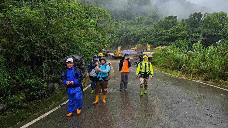 邱孟肇所長（右二）部落勇士與背負藥箱進山。翻攝畫面