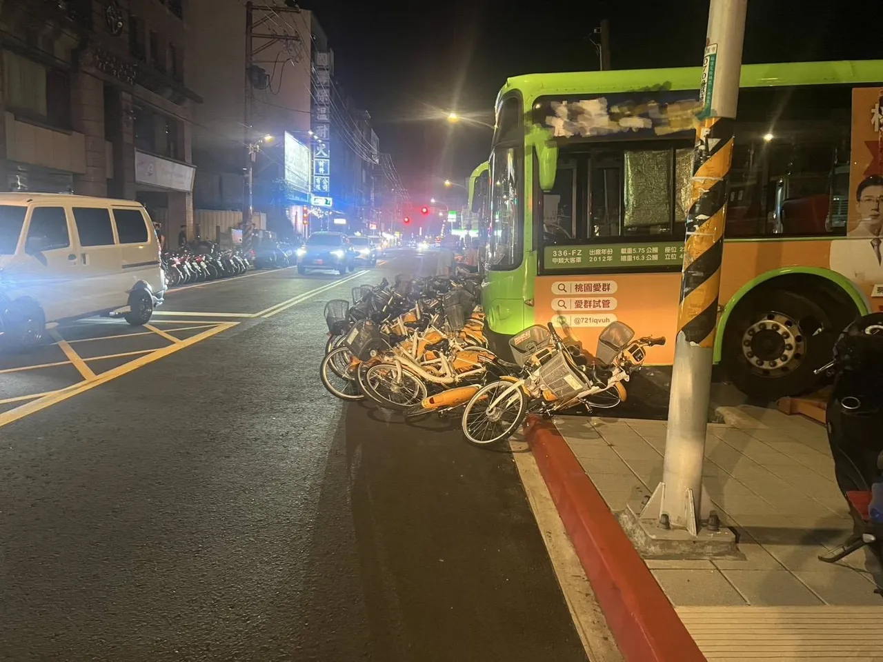大有巴士操作不當,導致車輛滑行導致車禍事故,須負起賠償責任。翻攝畫面