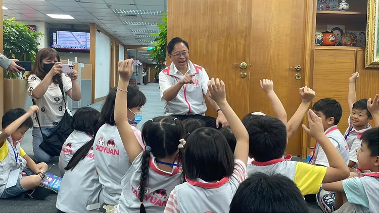 小小市長張善政市長面對面。張沛森攝