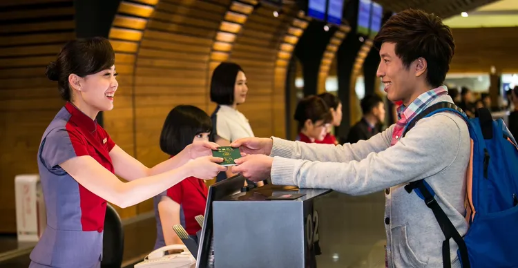 軍人節當天，現役軍人於松山、桃園、台中及高雄機場出示身分證，即可享有禮遇報到櫃台服務。中華航空提供