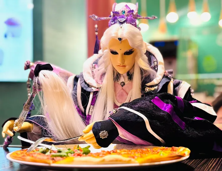 擬人化的布袋戲偶在船上用餐。麗星郵輪提供