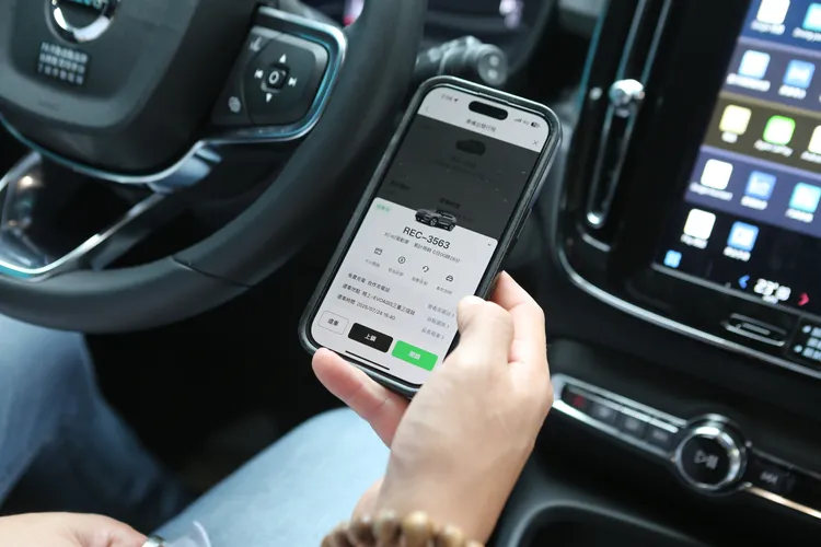 鄭旭捷操作 LINE GO 平台租借電動車，結合即時叫車與充電站點資訊。業者提供