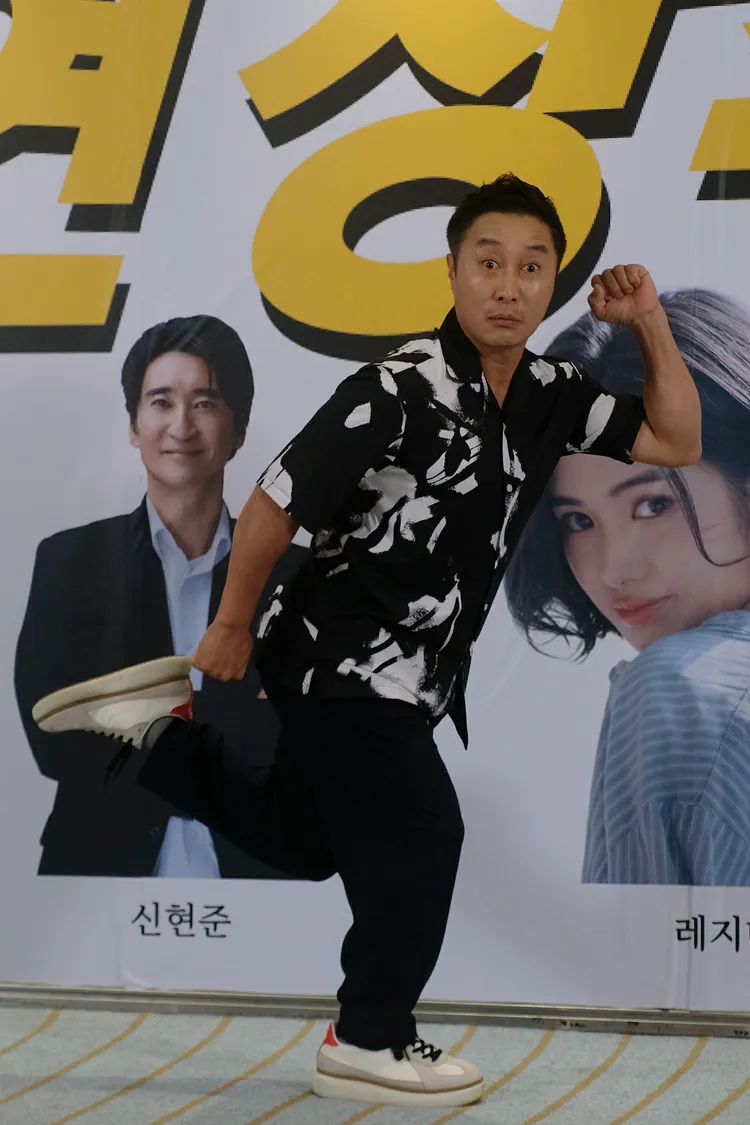 金炳萬身懷絕技，想去公園與阿北切磋。童心娛樂提供