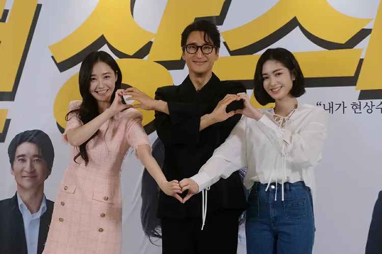 申鉉濬（中）片中與裴優熙（左）、雷嘉汭有感情戲。童心娛樂提供