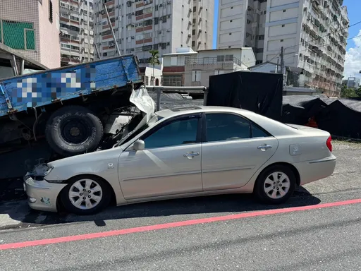恐怖毒駛!花蓮51歲男吸了「這根」開車上路 逆撞小貨車「整車鏟起」