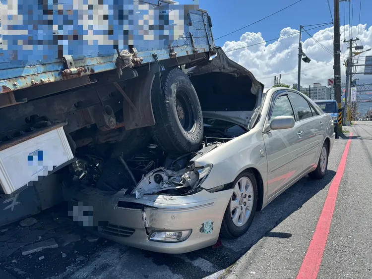 林男駕駛自小客車疑毒駕撞上小貨車。民眾提供