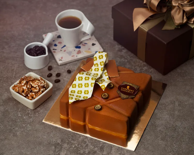 另一款父親節限定的「型男老爸蛋糕」，以精緻的紳士禮服造型展現父親的品味，6吋1580元。台北遠東香格里拉提供