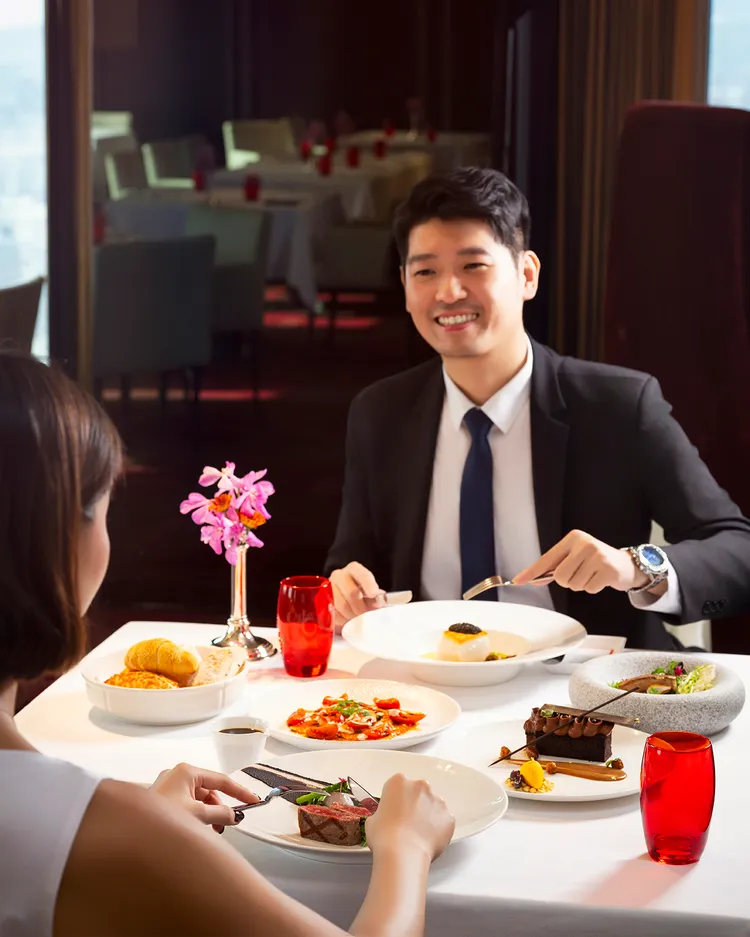 在馬可波羅義大利餐廳享受當代義式饗宴，高樓景觀佐餐更添儀式感。父親節套餐主菜提供頂級A5和牛或鮮嫩比目魚等選擇，每位2580+10%元。台北遠東香格里拉提供