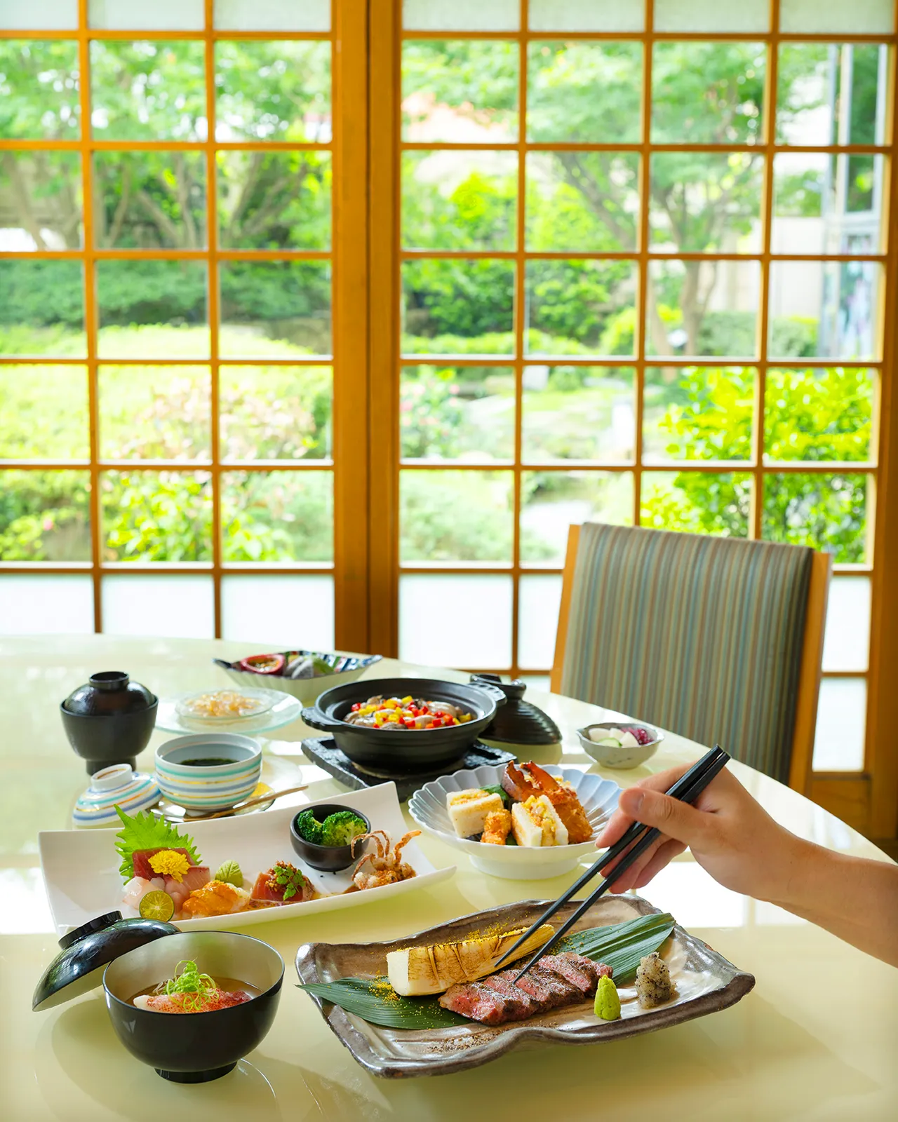 ibuki日本料理餐廳獻上七道式懷石饗宴,以頂級A5和牛為主秀,演繹當季食材的細膩雅緻。父親節套餐每位3680+10%元。台北遠東香格里拉提供