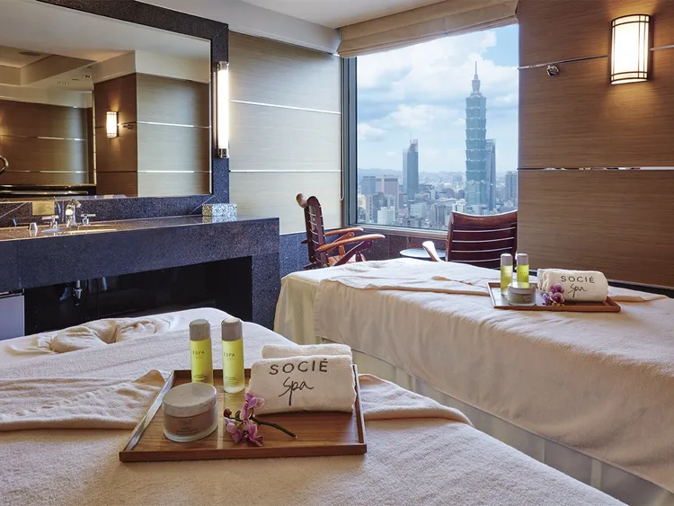 犒賞辛勞的父親，台北遠東香格里拉推出「舒活煥新Spa之旅」住房專案，入住即贈SOCIÉ Spa香氛按摩，助爸爸舒緩壓力、煥發活力。專案每晚1萬1200元+15.5%起。台北遠東香格里拉提供